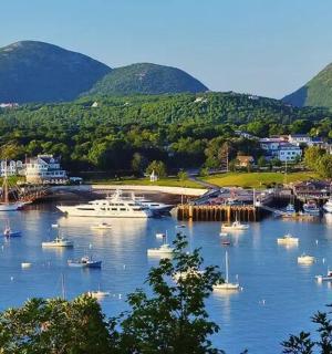 一个港口，水里有船，山峦起伏