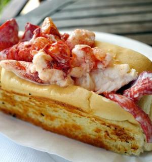 白盘子里放着培根的三明治