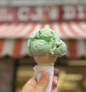 一个人举着绿色的冰淇淋蛋筒
