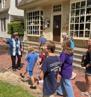 一群人站在屋外