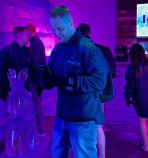 一群人站在紫色灯光的房间里