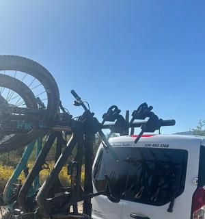 一辆自行车放在货车顶上