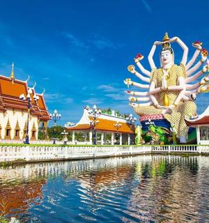 一尊坐在水面上的女人雕像