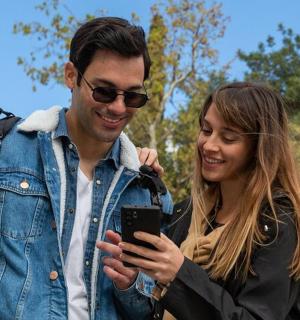 一名男子和一名女子正在看手机