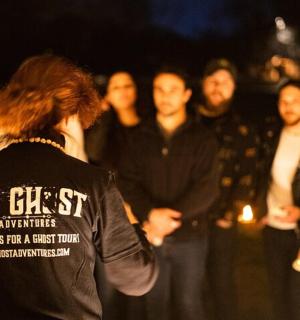 一群人站在人群中