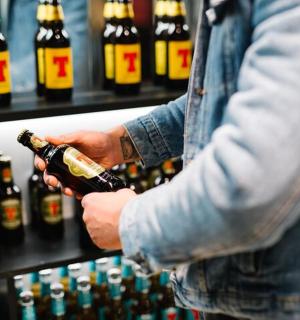 一名男子拿着一瓶酒