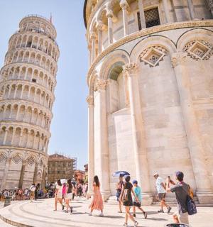 people walking in front of the leaning tower of pisa