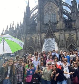 一群人站在大教堂前