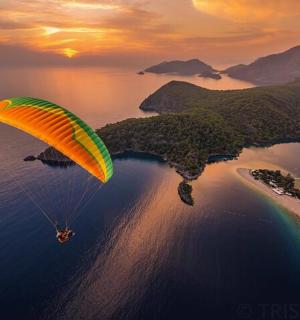 在水面上空放降落伞的人