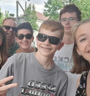 skupina lidí pózujících pro fotografii