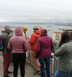 eine Gruppe von Menschen, die auf einem Gebäude stehen