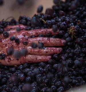 一堆黑莓上的美国国旗