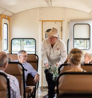 一个戴帽子的男人站在火车上