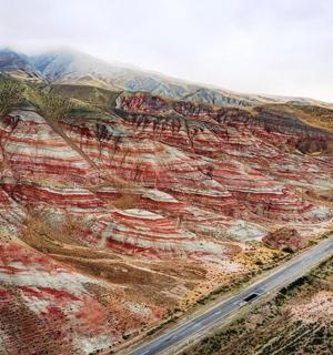 峡谷与道路的鸟瞰图