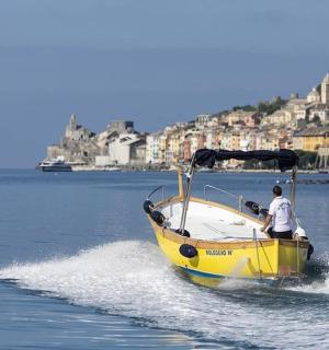 一名男子在水面上乘坐黄白相间的船