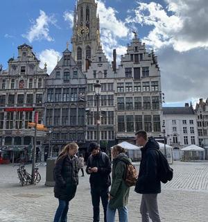 一群人站在一栋大楼前