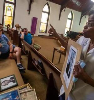 教堂里拿着照片的女人