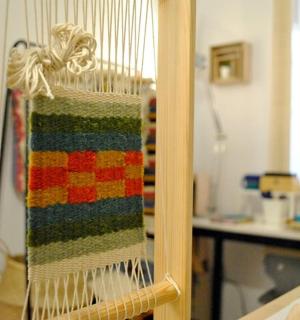 ein Spiegel mit einem bunten Handtuch auf einem Ständer