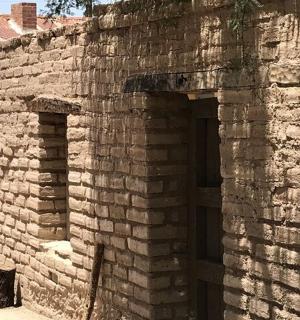 一座有两个开口的旧砖房