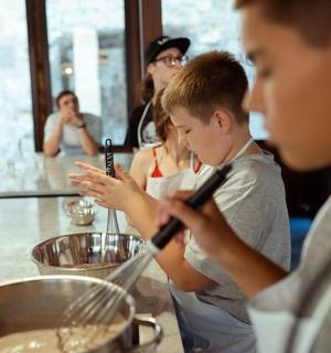 skupina mladých lidí, kteří se dívají do svých mobilních telefonů