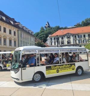 Un grupo de personas viajando en un autobús blanco.