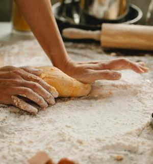 一个人在柜台上揉面包