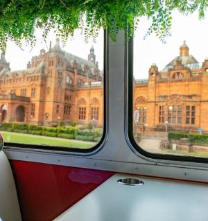 透过窗户看到的一栋大楼