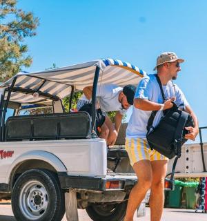 muž a žena stojící vedle bílého nákladního auta