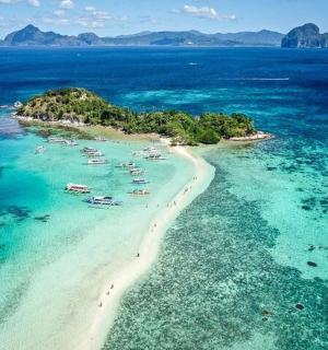 海洋中岛屿的鸟瞰图