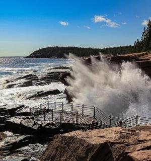 海浪冲击着海边的岩石