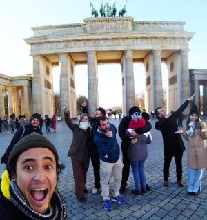 eine Gruppe von Menschen steht vor einem Gebäude