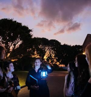 一群人站着看日落