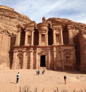 skupina lidí stojících před budovou