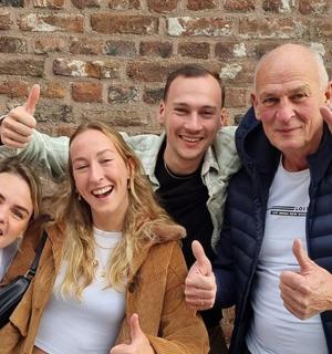 三个人竖起大拇指