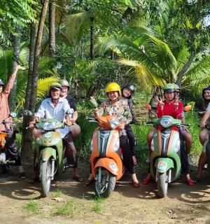 一群骑着摩托车的人合影