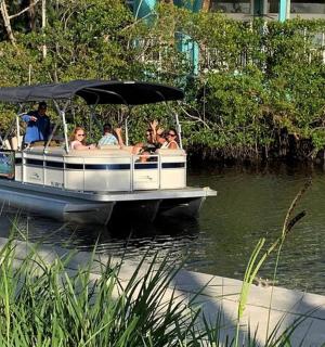 skupina lidí jedoucích na lodi na řece