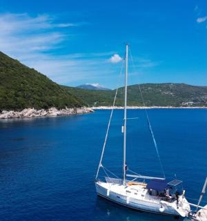 бели чамац који плута у великој воденој површини