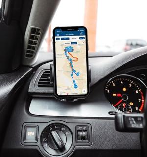 放在汽车仪表盘上的手机