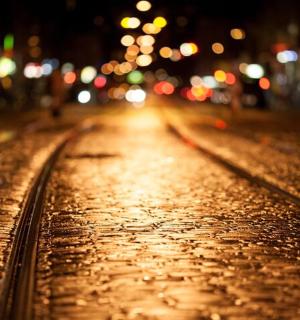 شارع مبلل في الليل مع الأضواء