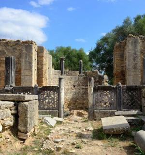 田野中一座带有废墟的古建筑