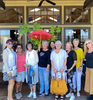 一群女子在一栋建筑内摆姿势拍照