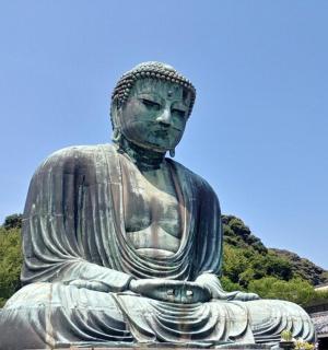 bir binanın önünde büyük bir Buda heykeli