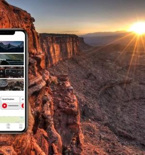 一部手机放在峡谷顶部