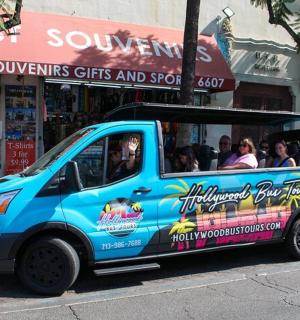 一辆蓝色货车停在路边