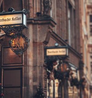 ein Gebäude mit einem Schild an der Seite