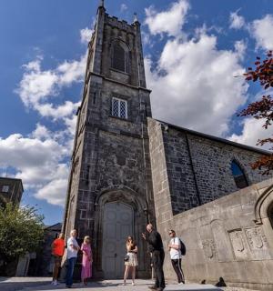 skupina lidí stojící před kostelem