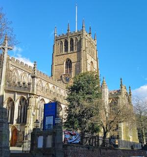 一座有塔楼和钟的大教堂