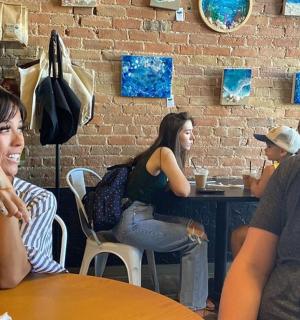 坐在餐厅桌边的一对男女