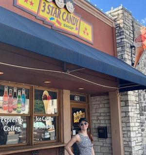 一位女士站在餐厅前