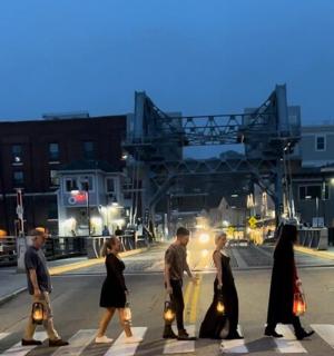 一群人穿过街道